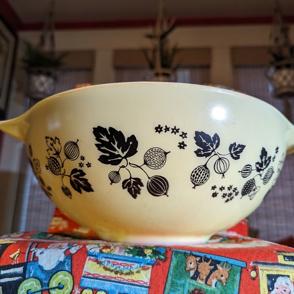 Last one! Vintage Gooseberry Pyrex Bowls 10" - Cream - Picture 2 of 6